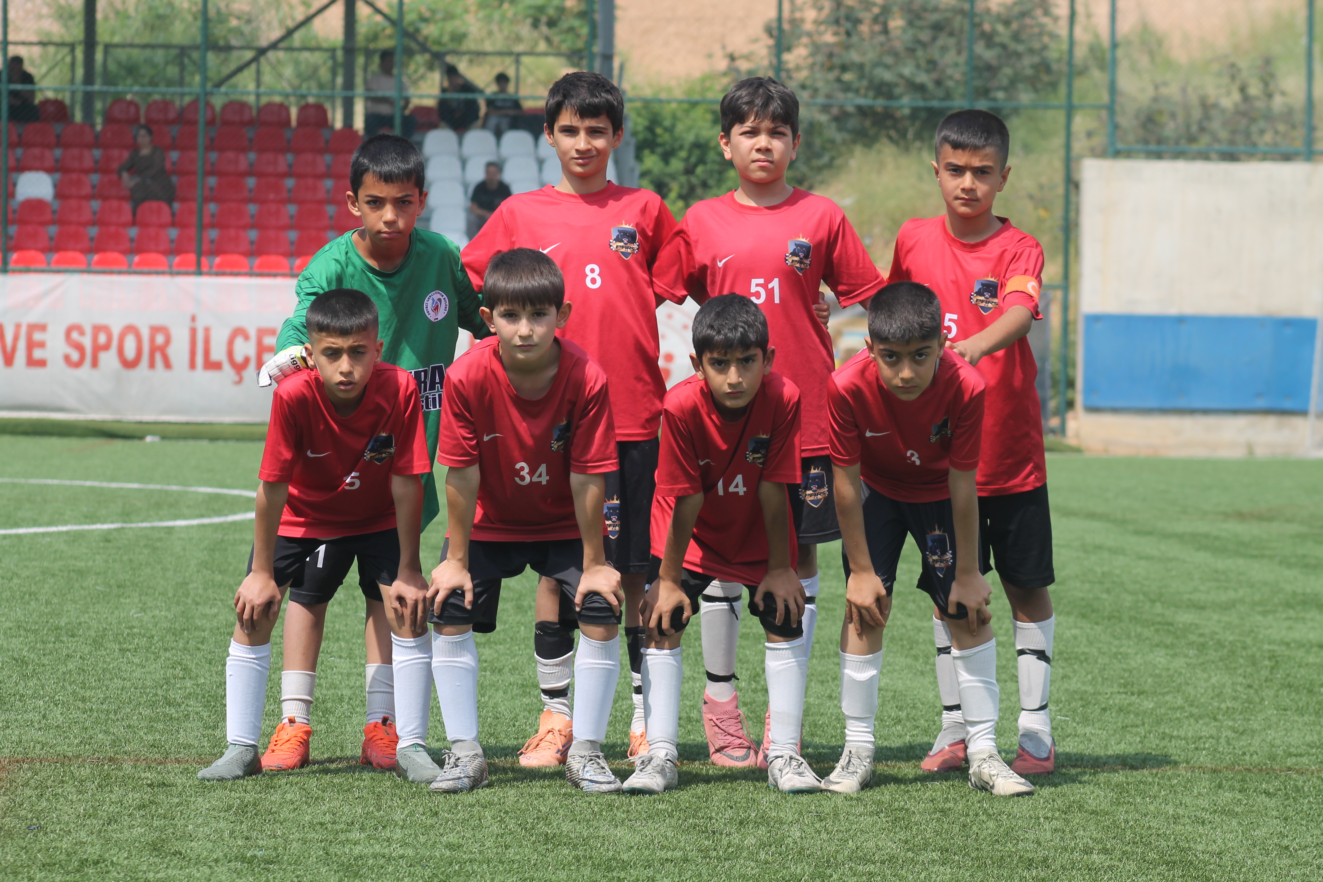 U 11 TAKIMIMIZ SESSİZ SEDASIZ PLAYOFDA HELAL OLSUN SİZE TAKIM MEŞALEYE POF POF LAMAYA GEREK OLMADAN CIKTINIZ