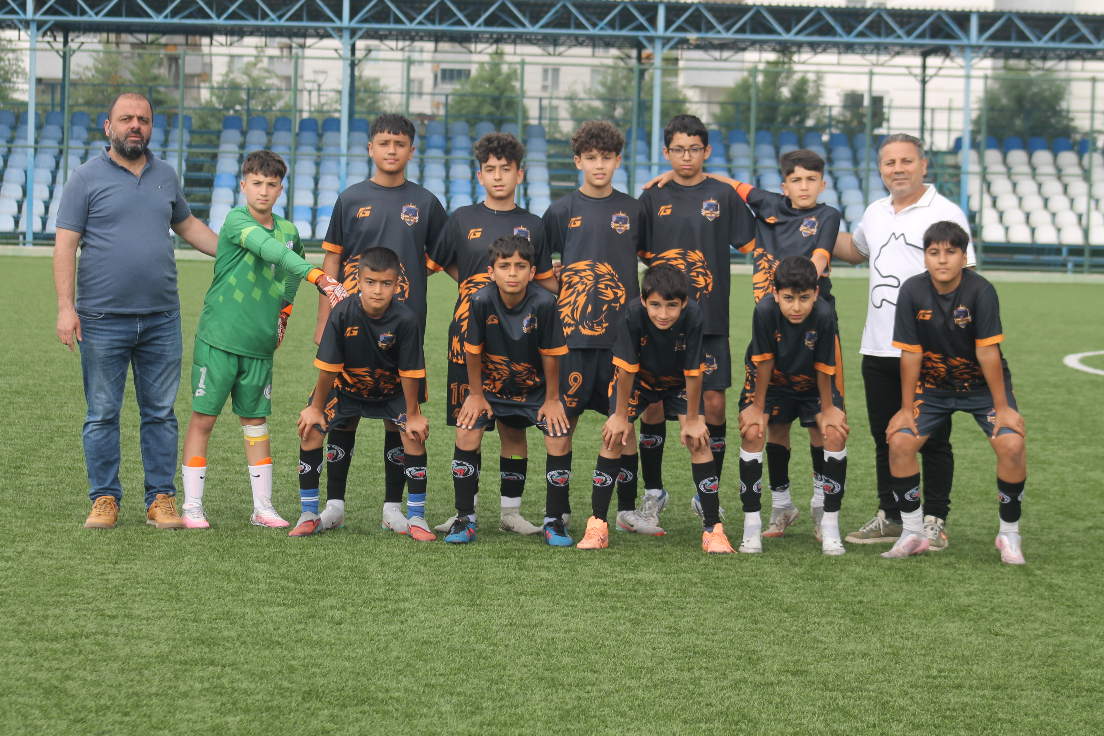 U 13 TAKIMIMIZ KAYHAN KAYNAK KARDEŞLER STADINDA KARŞILAŞTIĞI HADIRLI 1978 TAKIMINI 3 0 YENDİ